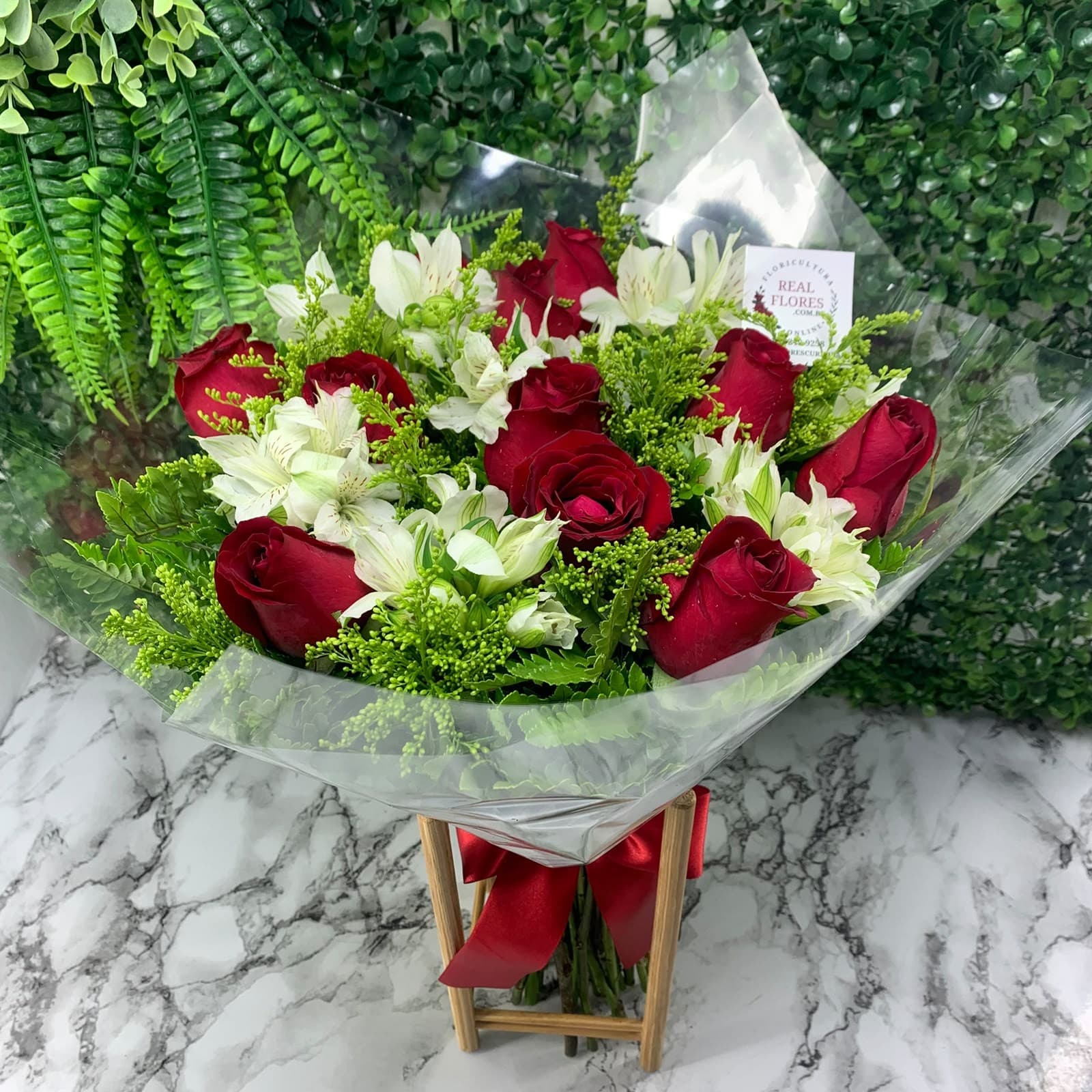 12 Rosas Vermelhas com Alstroemérias