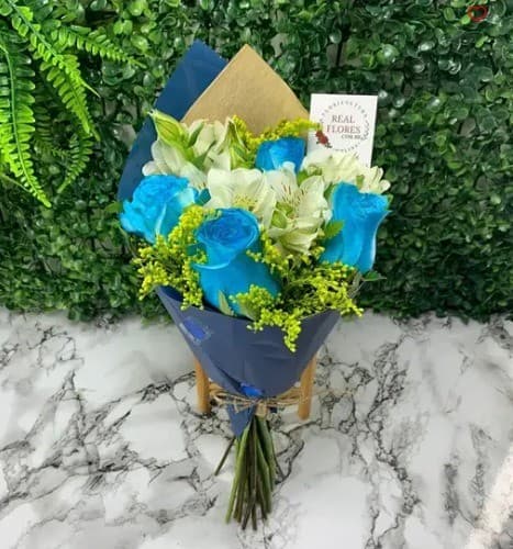 Mini 4 Rosas Azuis com Alstroemérias