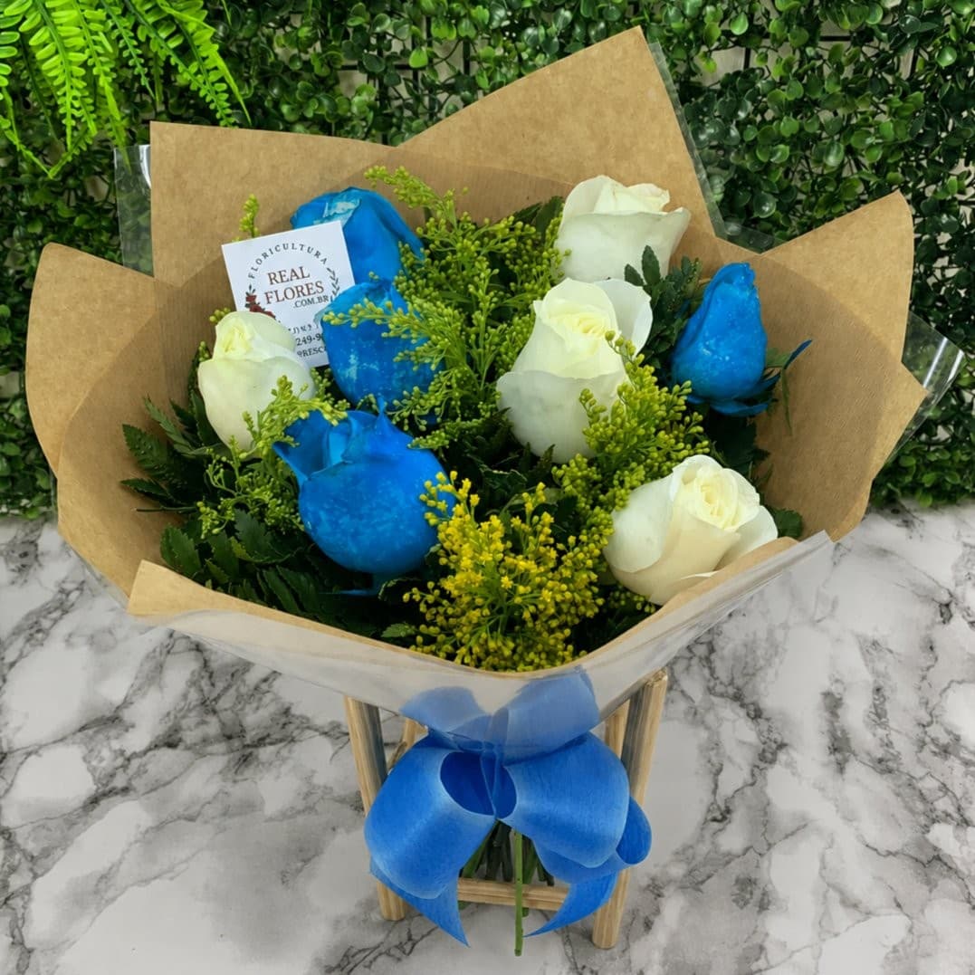 8 Rosas Azuis e Brancas Kraft