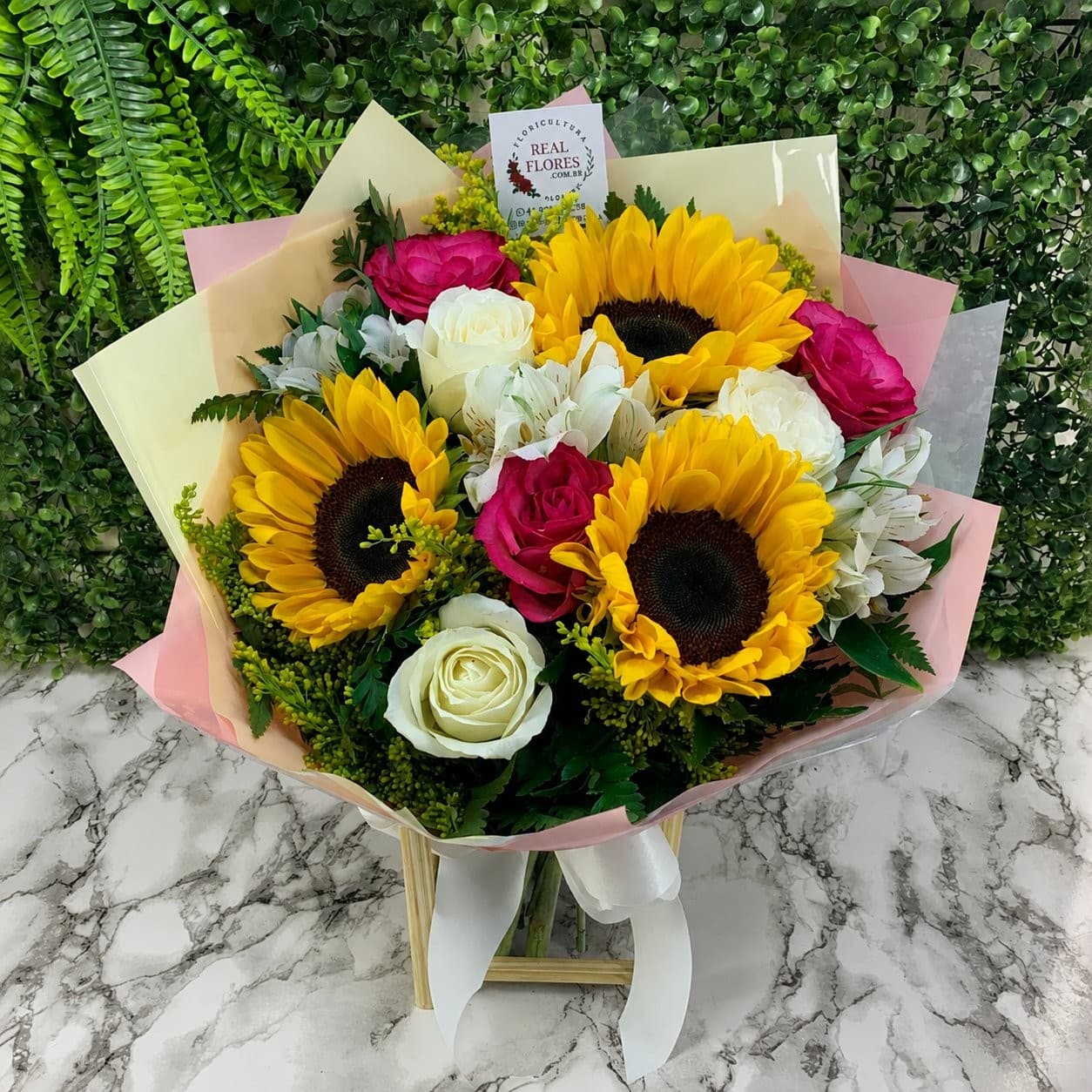 3 Girassóis, 6 Rosas e Alstroemérias
