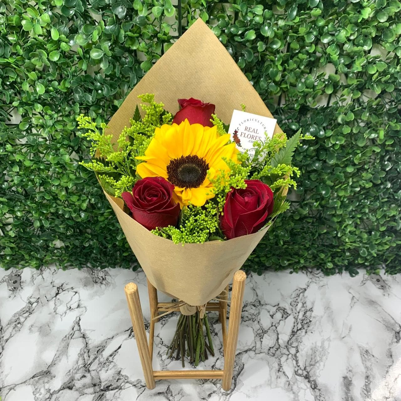 1 Girassol e 3 Rosas Vermelhas Kraft