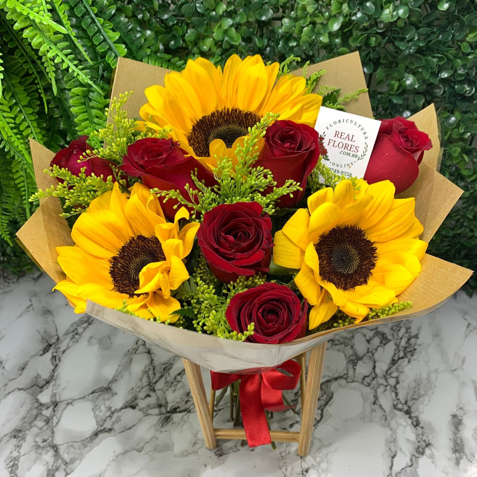3 Girassóis com 6 Rosas Vermelhas