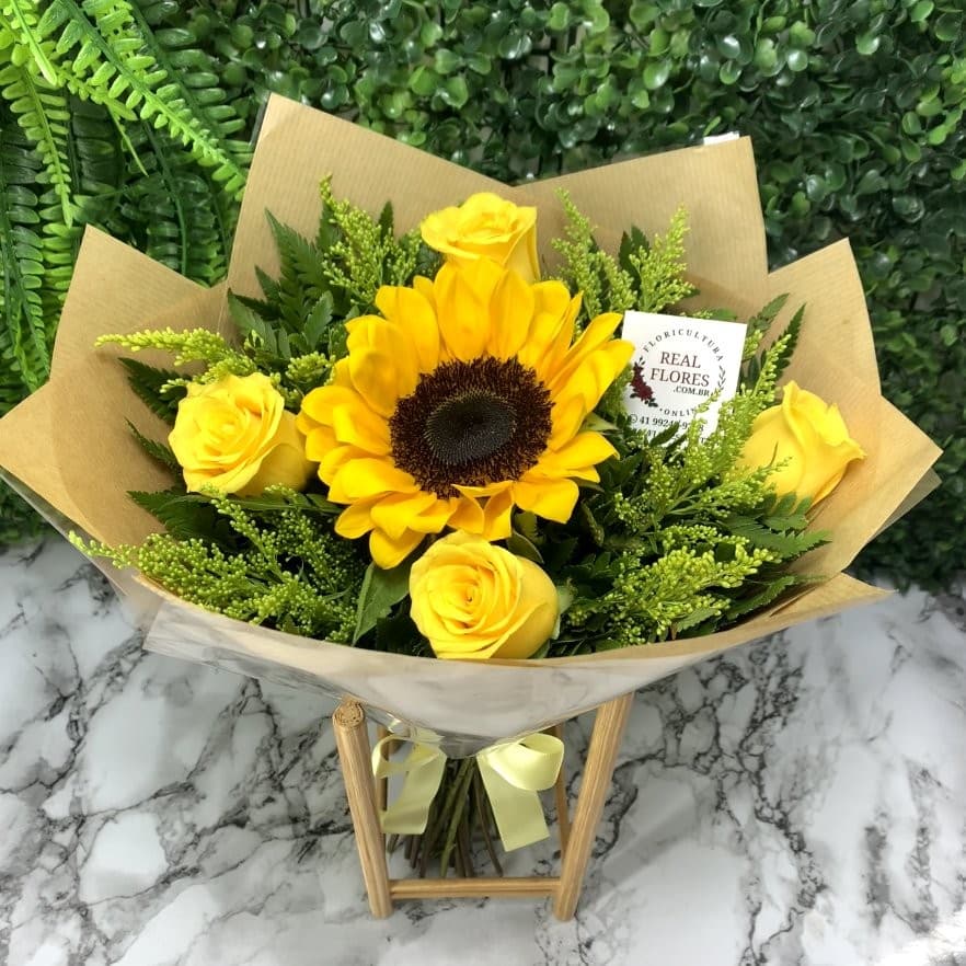 1 Girassol com 4 Rosas Amarelas Kraft