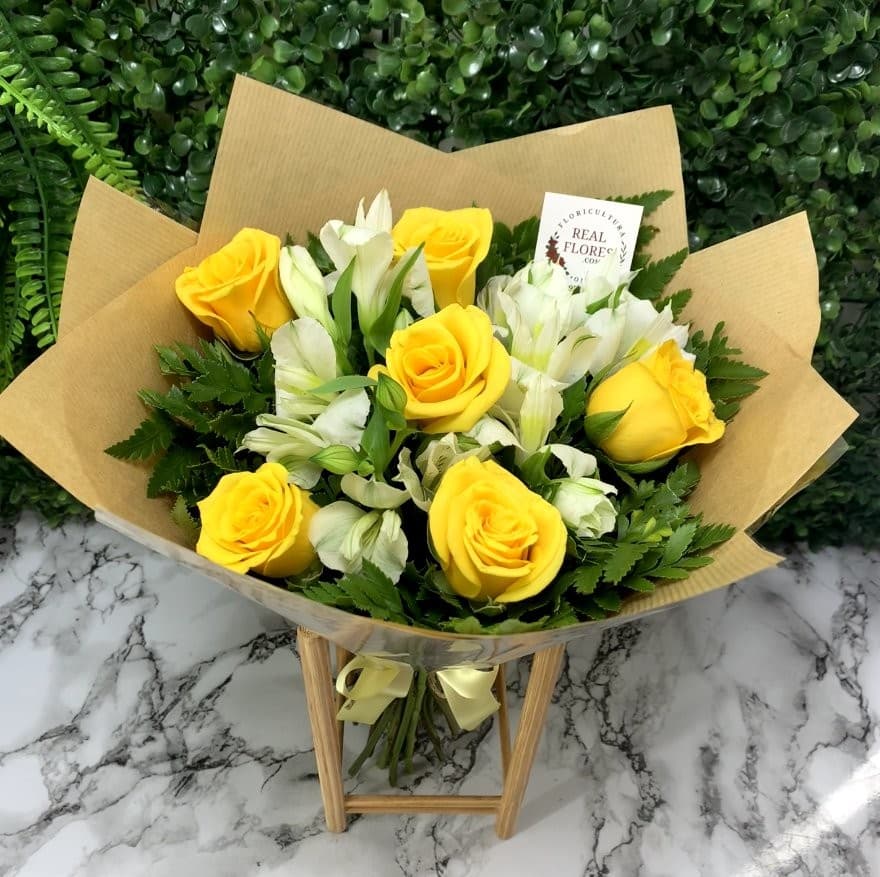 6 Rosas Amarelas com Alstroeméria Kraft