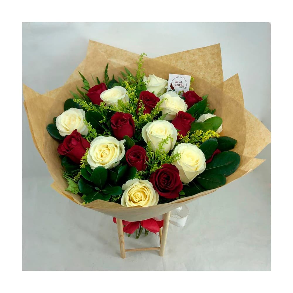 Buquê Grande de Rosas Vermelhas e Brancas