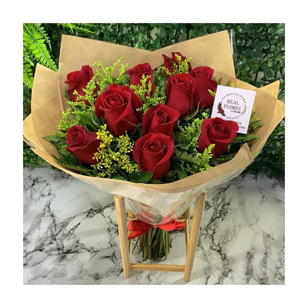 Buquê de 10 Rosas Vermelhas com Solidago