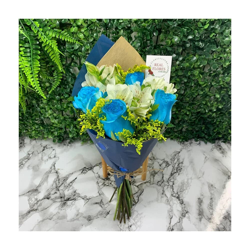 Buquê de 4 Rosas Azuis com Alstroemérias