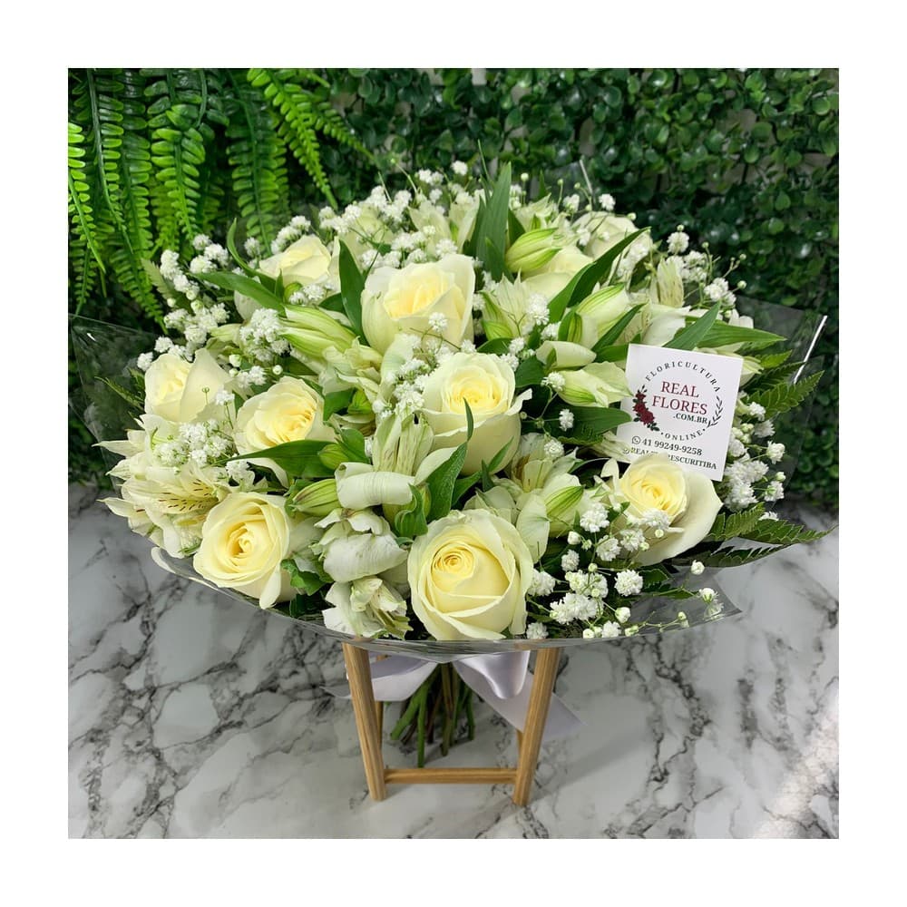 Buquê de Rosas Brancas com alstroemérias