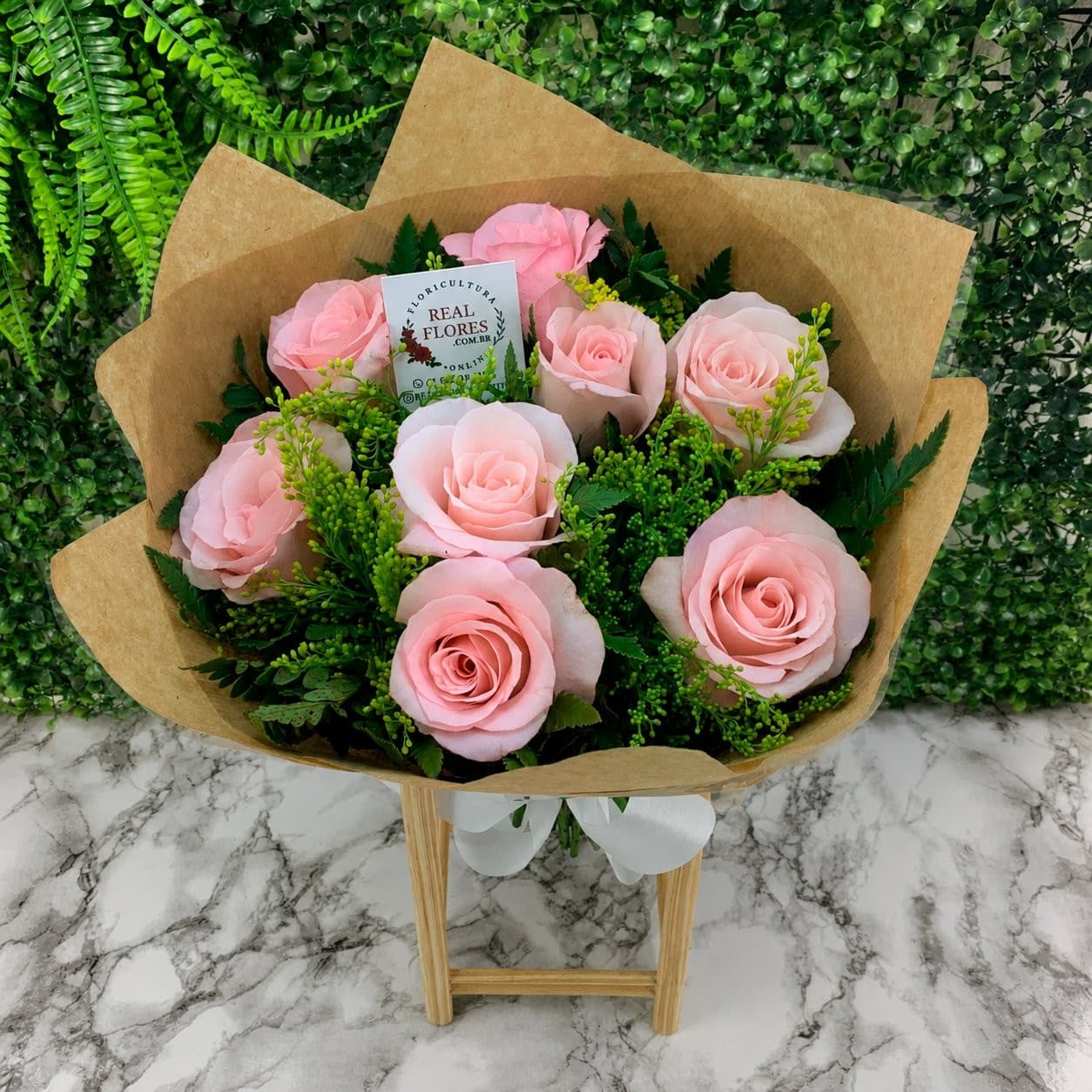 8 Rosas Cor de Rosa Kraft