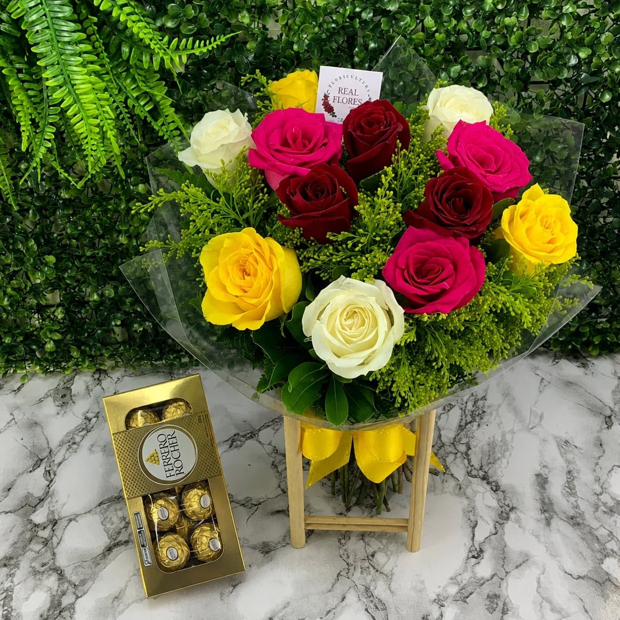 12 Rosas Coloridas + Ferrero 8