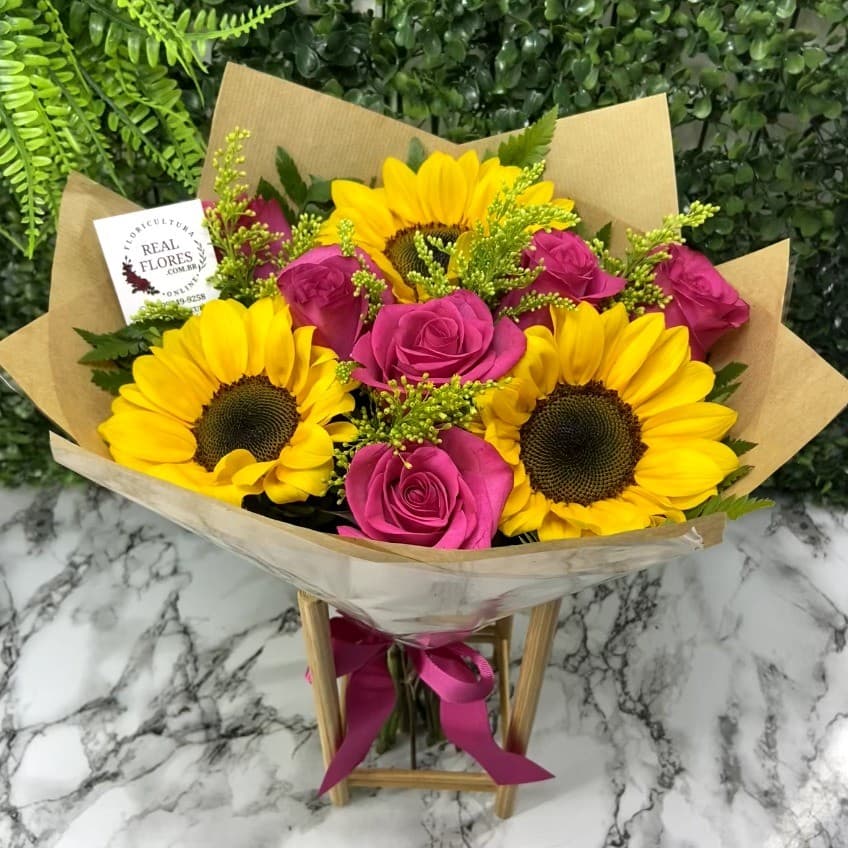3 Girassóis com 6 Rosas Pinks Kraft