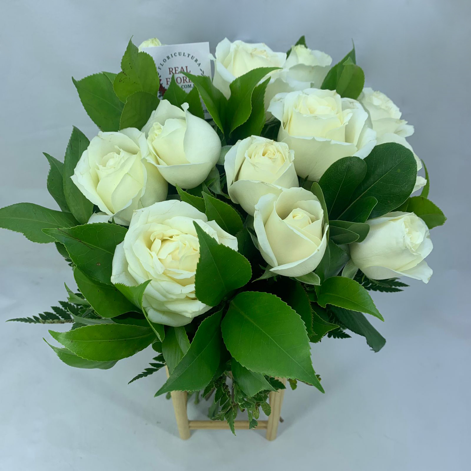 12 Rosas Brancas com Folhagem