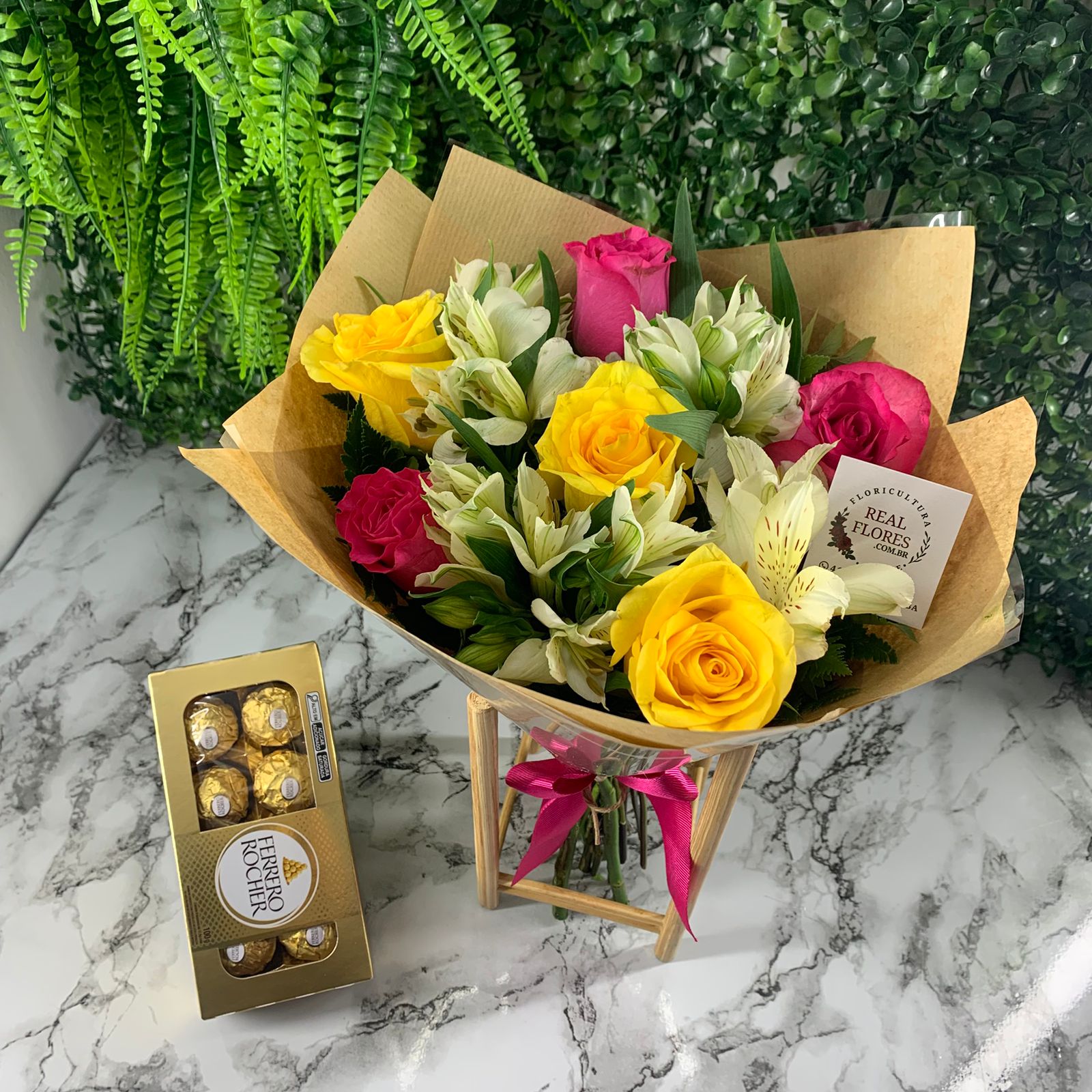 6 Rosas com Alstroemeria no Kraft + Ferrero 8