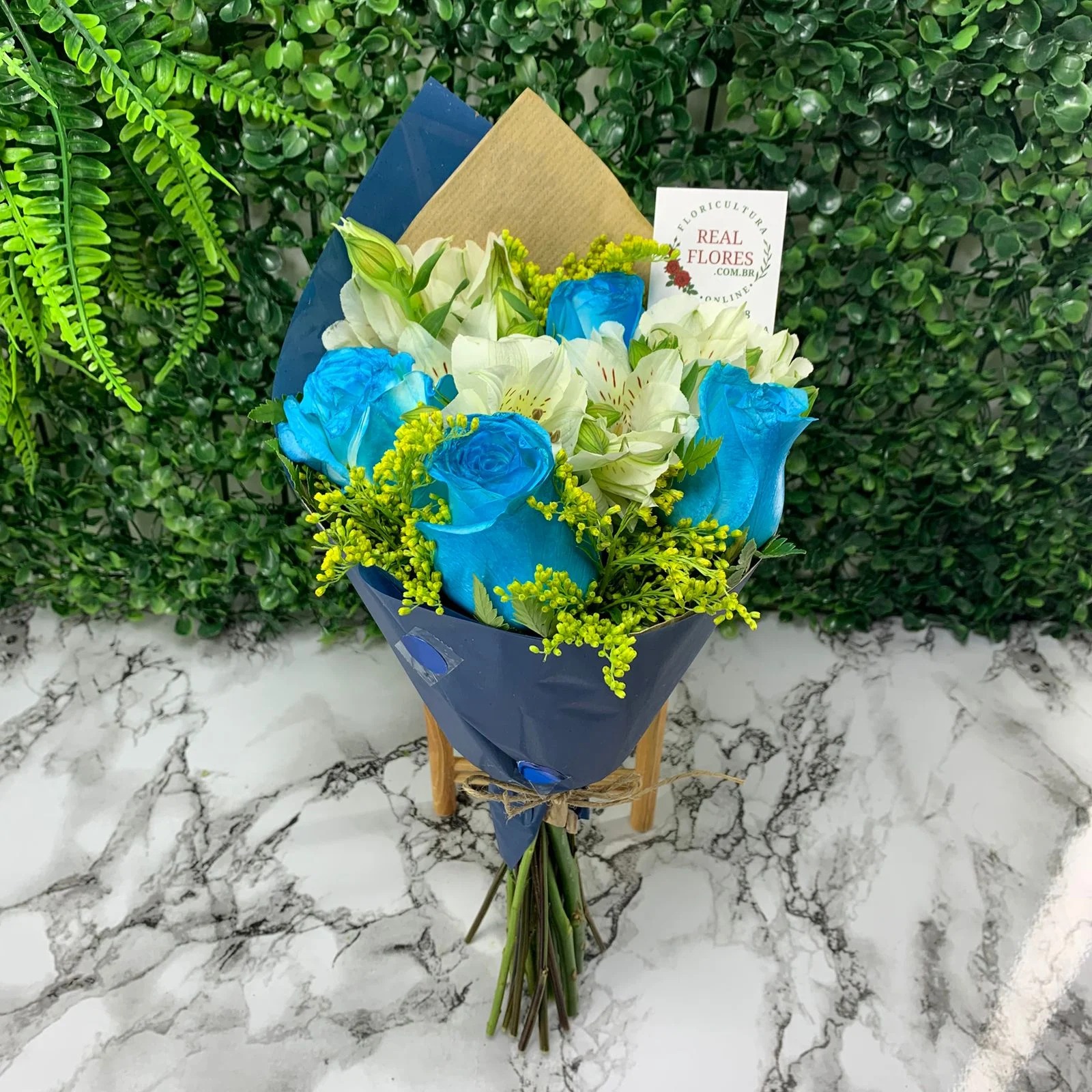 4 Rosas Azuis com Alstroemeria