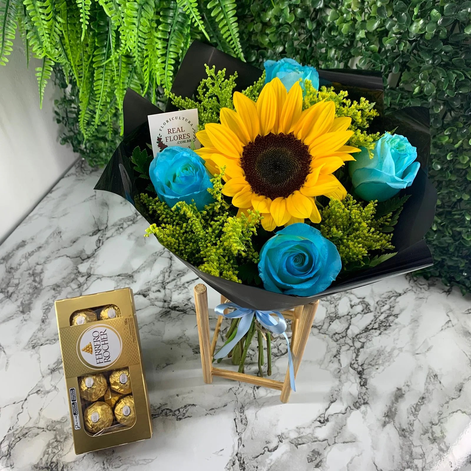 Rosas Azuis com Girassol + Ferrero 8
