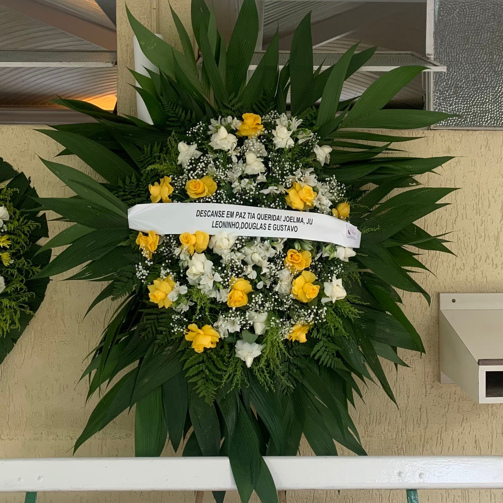 Coroa de Rosas Brancas e Amarelas - G